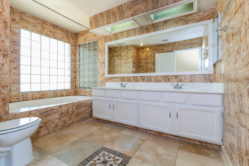 2,235/Mo, 15220 N 63rd Drive Glendale, AZ 85306 Main Bathroom View