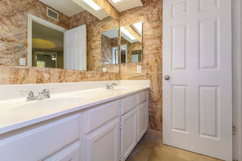 2,235/Mo, 15220 N 63rd Drive Glendale, AZ 85306 Bathroom View