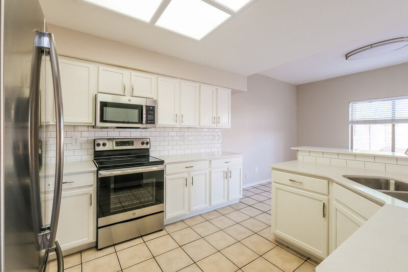 2,125/Mo, 2018 N 106th Lane Avondale, AZ 85392 Kitchen View