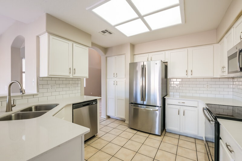 2,125/Mo, 2018 N 106th Lane Avondale, AZ 85392 Kitchen View 2