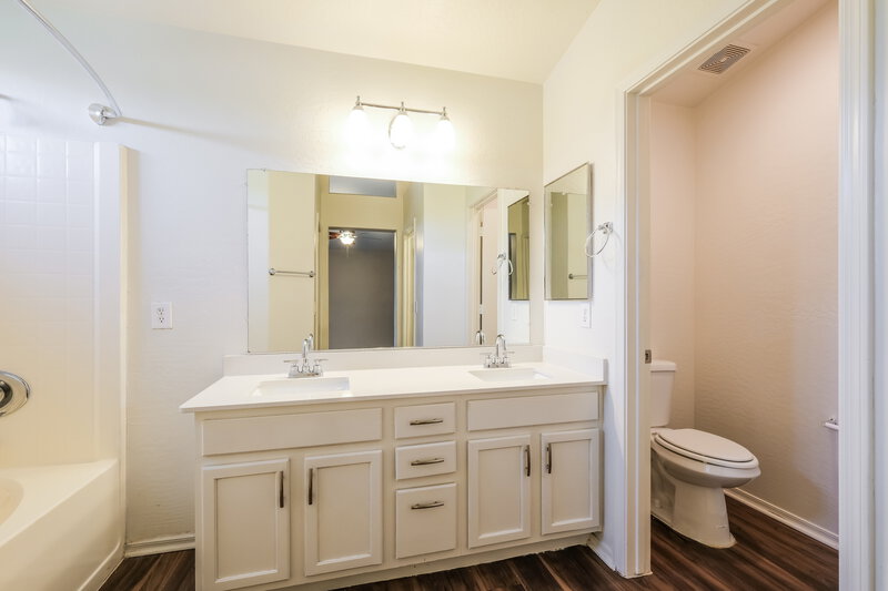 2,125/Mo, 2018 N 106th Lane Avondale, AZ 85392 Main Bathroom View