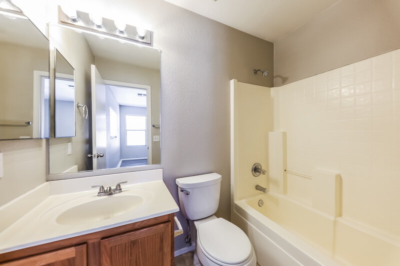 2,265/Mo, 3008 W White Feather Lane Phoenix, AZ 85083 Main Bathroom View