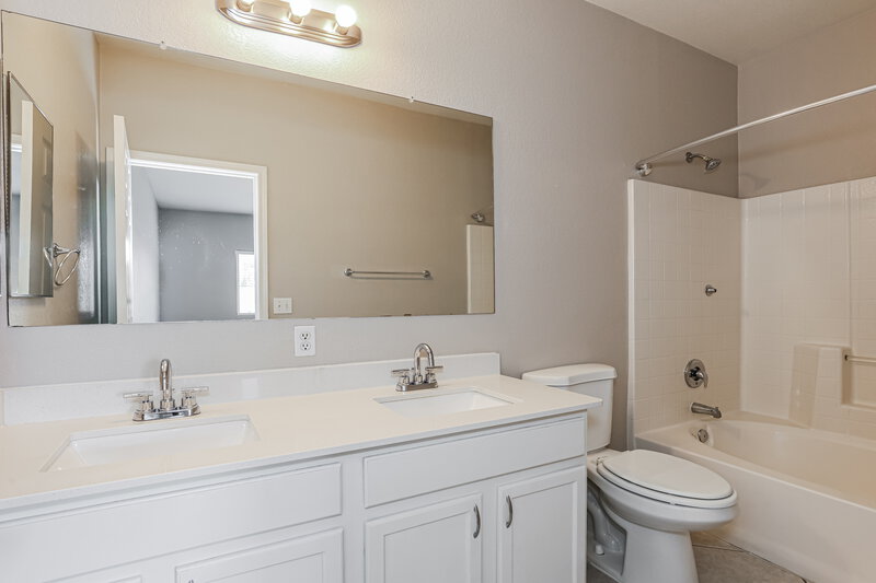 1,895/Mo, 6622 W Riva Road Phoenix, AZ 85043 Main Bathroom View