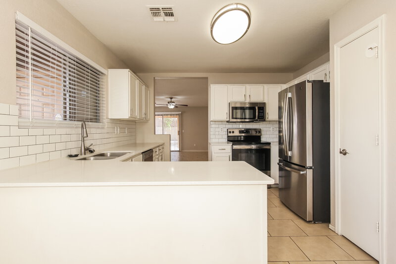 1,895/Mo, 2513 N 114th Avenue Avondale, AZ 85392 Kitchen View