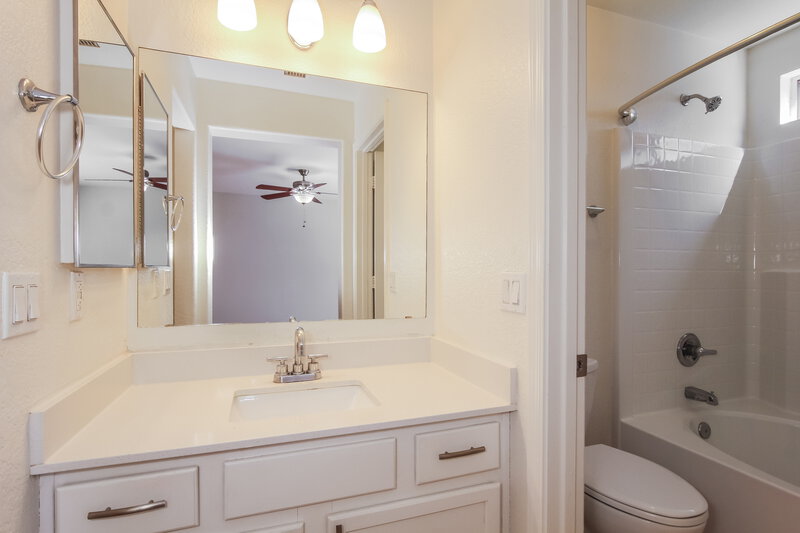 1,895/Mo, 2513 N 114th Avenue Avondale, AZ 85392 Main Bathroom View