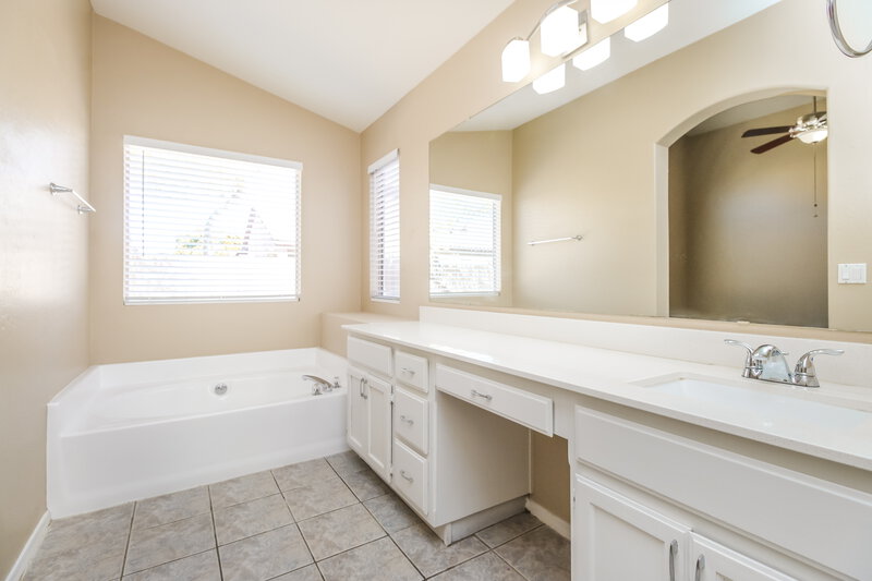 2,340/Mo, 832 E Baylor Lane Chandler, AZ 85225 Main Bathroom View