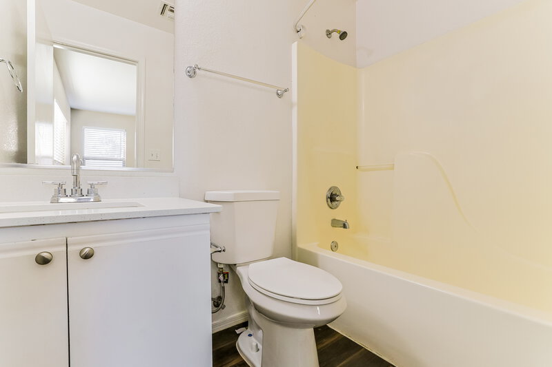 2,125/Mo, 8505 E Meseto Avenue Mesa, AZ 85209 Main Bathroom View 2