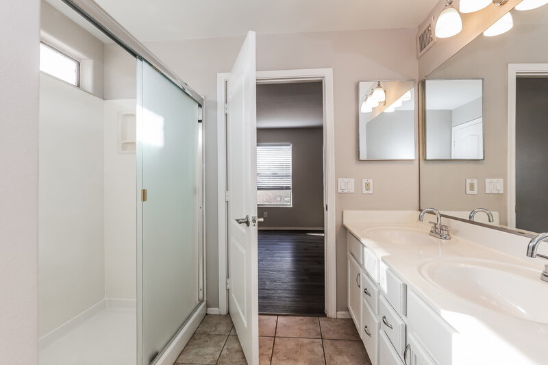 1,935/Mo, 1901 N 129th Avenue Avondale, AZ 85392 Main Bathroom View 2