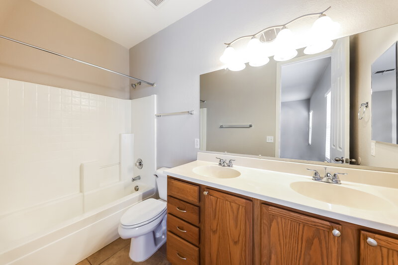 2,180/Mo, 15438 W Cameron Drive Surprise, AZ 85379 Main Bathroom View