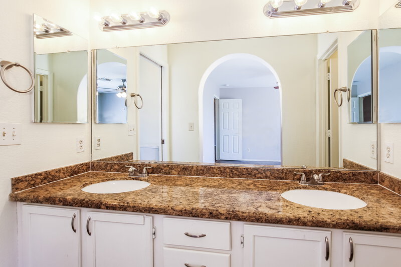 2,135/Mo, 8727 W Sierra Vista Drive Glendale, AZ 85305 Main Bathroom View
