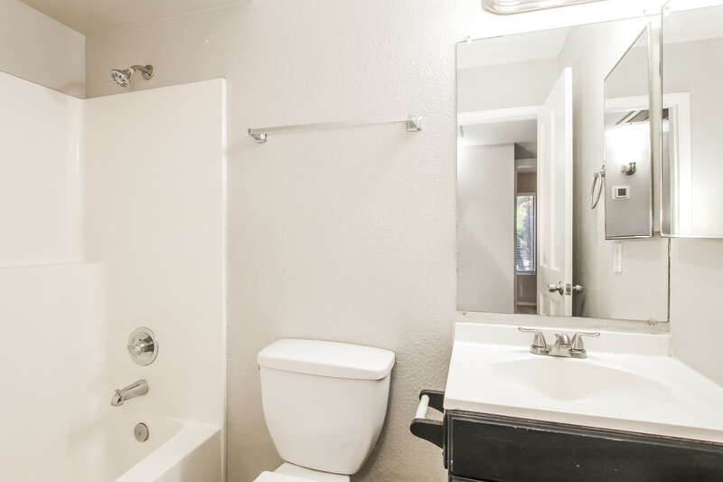 2,055/Mo, 5523 W Villa Maria Drive Glendale, AZ 85308 Bathroom View