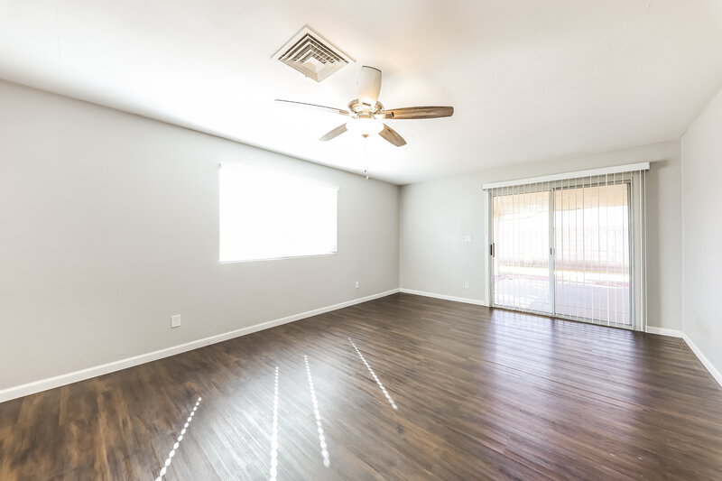 2,050/Mo, 12323 N 86th Lane Peoria, AZ 85381 Living Room View 3