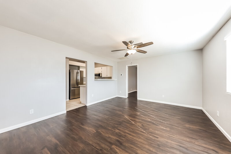 2,050/Mo, 12323 N 86th Lane Peoria, AZ 85381 Living Room View 4