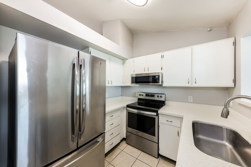 2,050/Mo, 12323 N 86th Lane Peoria, AZ 85381 Kitchen View