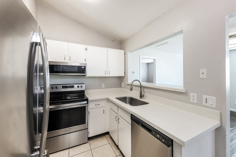 2,050/Mo, 12323 N 86th Lane Peoria, AZ 85381 Kitchen View 2