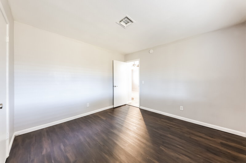 2,050/Mo, 12323 N 86th Lane Peoria, AZ 85381 Main Bedroom View 2