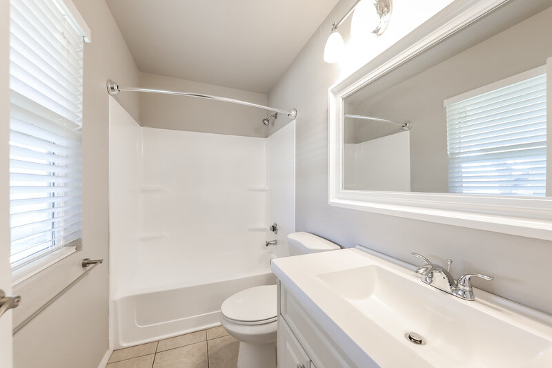 2,050/Mo, 12323 N 86th Lane Peoria, AZ 85381 Bathroom View