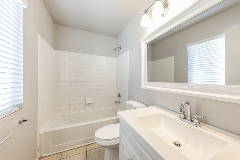 2,050/Mo, 12323 N 86th Lane Peoria, AZ 85381 Bathroom View 2