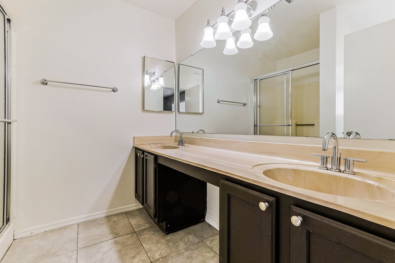 1,895/Mo, 8746 W Mclellan Road Glendale, AZ 85305 Main Bathroom View