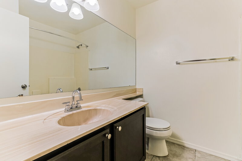 1,895/Mo, 8746 W Mclellan Road Glendale, AZ 85305 Bathroom View