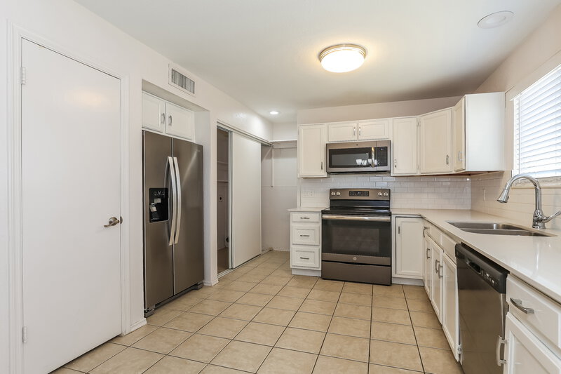 1,970/Mo, 4758 W Escuda Drive Glendale, AZ 85308 Kitchen View 2