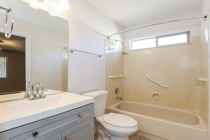 1,970/Mo, 4758 W Escuda Drive Glendale, AZ 85308 Main Bathroom View