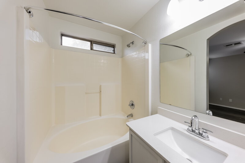 2,245/Mo, 7637 S 27th Way Phoenix, AZ 85042 Main Bathroom View