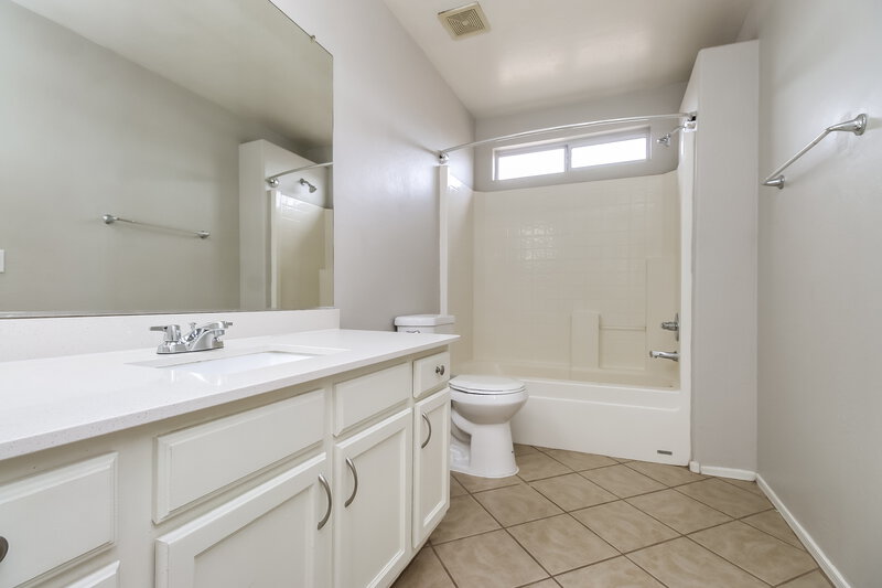 1,790/Mo, 11024 W Frier Drive Glendale, AZ 85307 Main Bathroom View