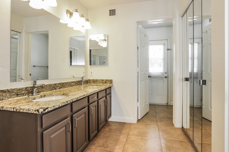 1,850/Mo, 10107 W Roma Avenue Phoenix, AZ 85037 Main Bathroom View