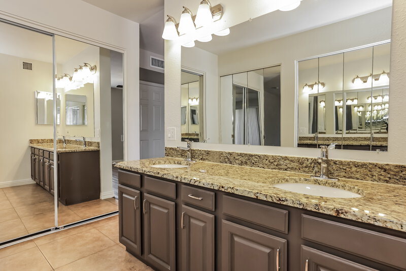 1,850/Mo, 10107 W Roma Avenue Phoenix, AZ 85037 Main Bathroom View 2