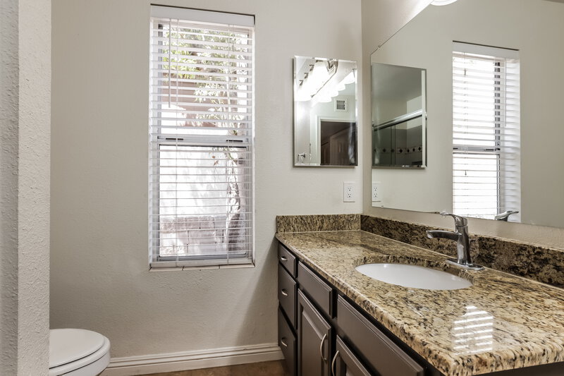 1,850/Mo, 10107 W Roma Avenue Phoenix, AZ 85037 Bathroom View