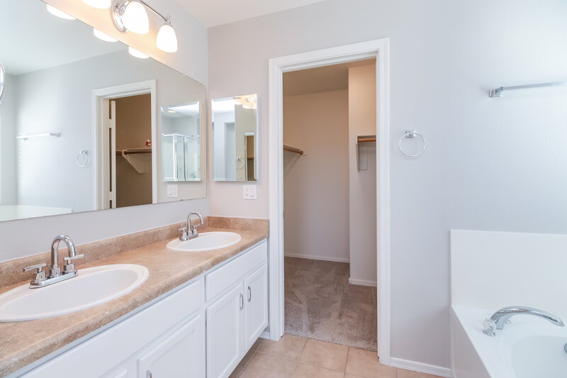 1,925/Mo, 935 E Kelsi Avenue San Tan Valley, AZ 85140 Master Bathroom View