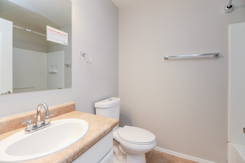 1,925/Mo, 935 E Kelsi Avenue San Tan Valley, AZ 85140 Bathroom View