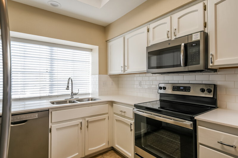 2,070/Mo, 1102 E Villa Theresa Dr Phoenix, AZ 85022 Kitchen View