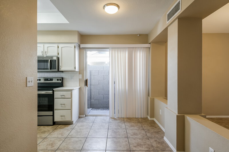 2,070/Mo, 1102 E Villa Theresa Dr Phoenix, AZ 85022 Kitchen View 2