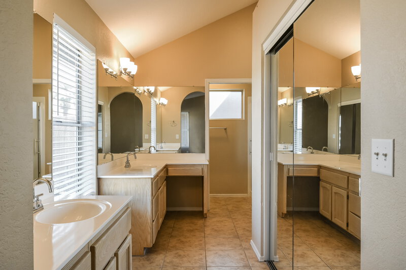 2,070/Mo, 1102 E Villa Theresa Dr Phoenix, AZ 85022 Main Bathroom View