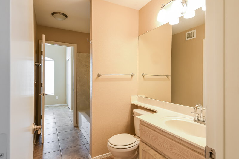 2,070/Mo, 1102 E Villa Theresa Dr Phoenix, AZ 85022 Bathroom View