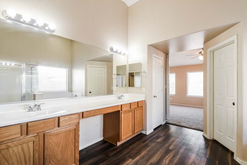 2,195/Mo, 2540 W Silver Streak Way Queen Creek, AZ 85142 Bathroom View