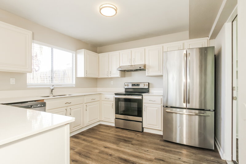 2,000/Mo, 7032 S 44th Street Phoenix, AZ 85042 Kitchen View