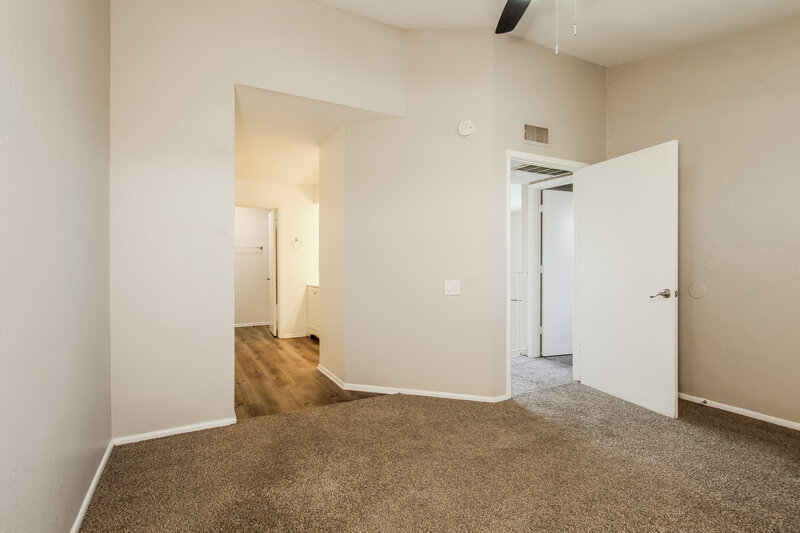 2,000/Mo, 7032 S 44th Street Phoenix, AZ 85042 Main Bedroom View