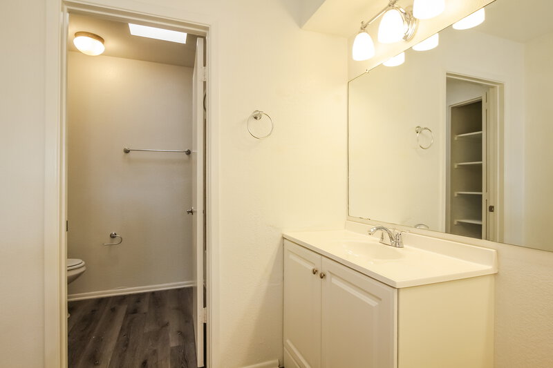 2,165/Mo, 7032 S 44th Street Phoenix, AZ 85042 Main Bathroom View