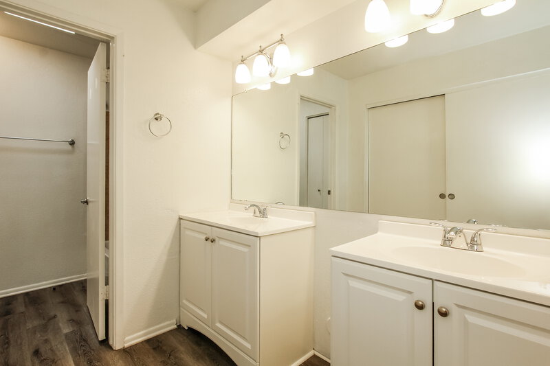 2,000/Mo, 7032 S 44th Street Phoenix, AZ 85042 Main Bathroom View