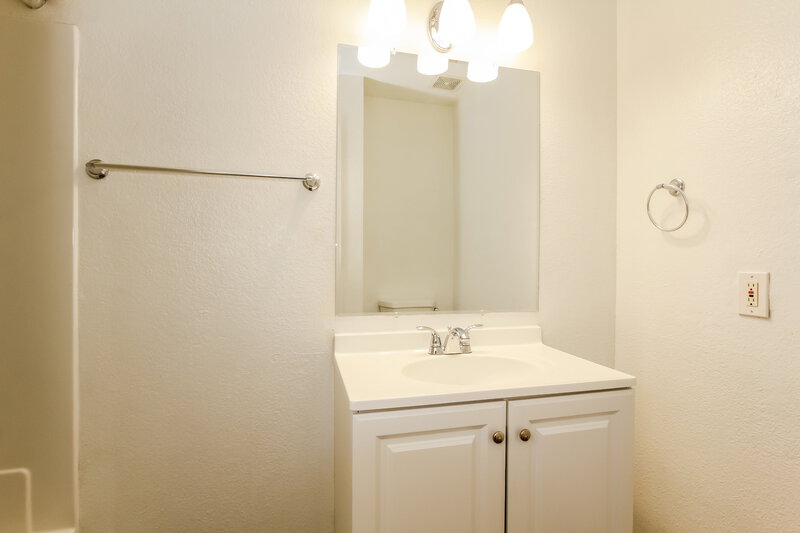 2,165/Mo, 7032 S 44th Street Phoenix, AZ 85042 Bathroom View