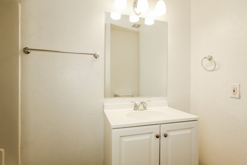 2,000/Mo, 7032 S 44th Street Phoenix, AZ 85042 Bathroom View