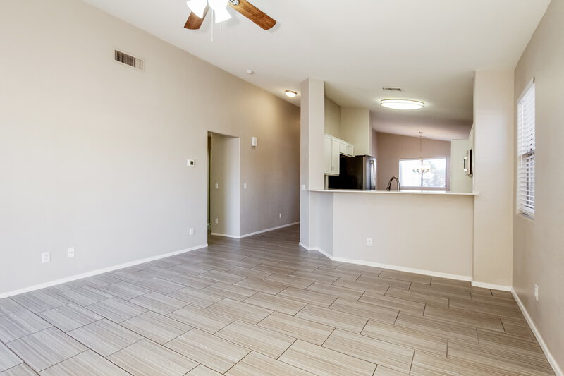 2,110/Mo, 2525 S 109th Drive Avondale, AZ 85323 Living Room View 3