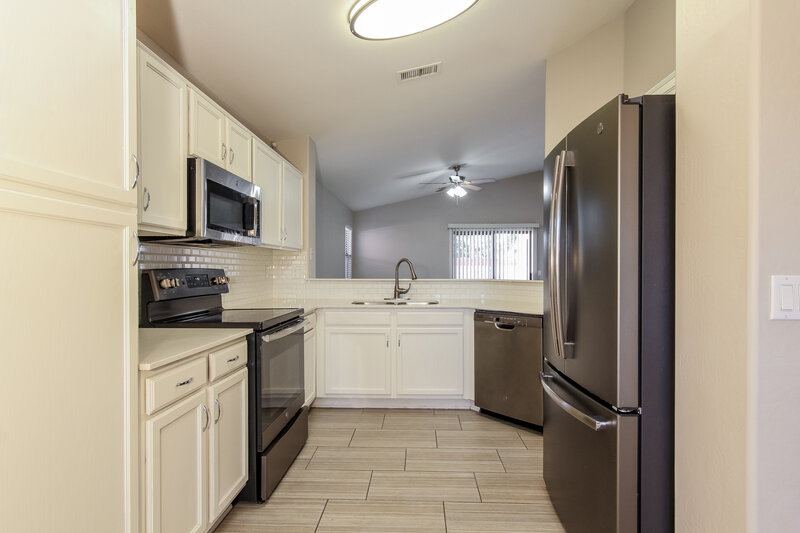 2,110/Mo, 2525 S 109th Drive Avondale, AZ 85323 Kitchen View