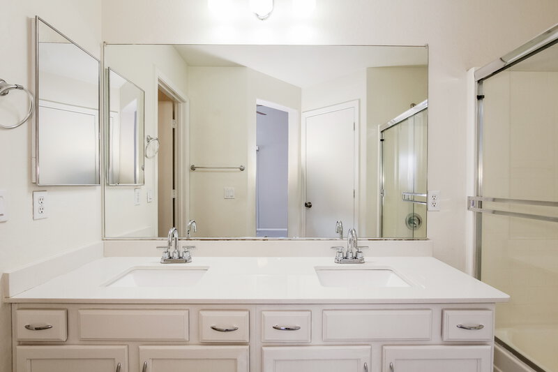 2,110/Mo, 2525 S 109th Drive Avondale, AZ 85323 Main Bathroom View