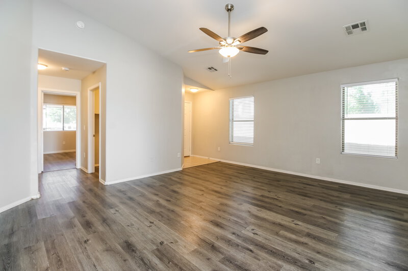 2,255/Mo, 5605 S 11th Place Phoenix, AZ 85040 Living Room View