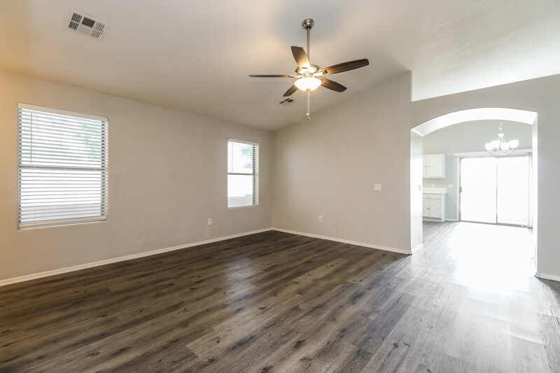 2,255/Mo, 5605 S 11th Place Phoenix, AZ 85040 Living Room View 2