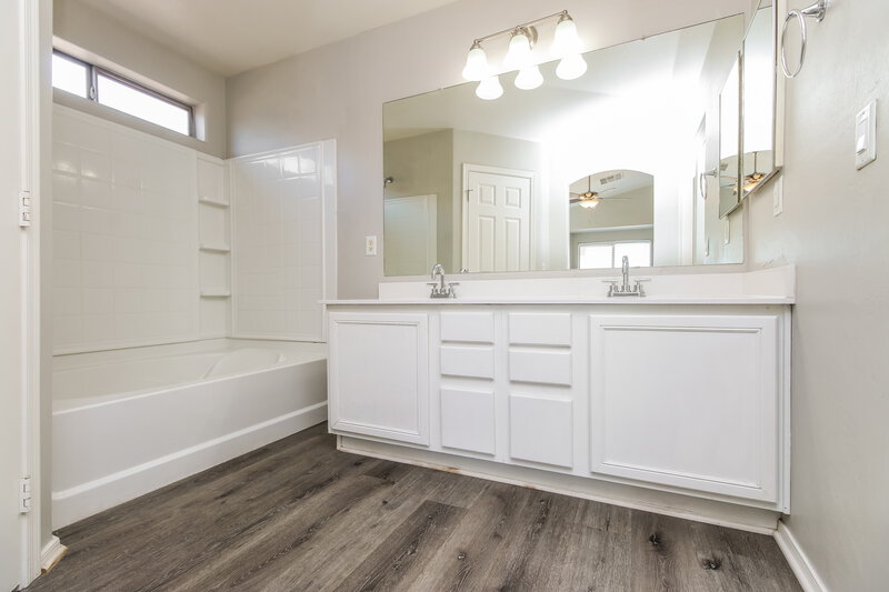 2,255/Mo, 5605 S 11th Place Phoenix, AZ 85040 Main Bathroom View